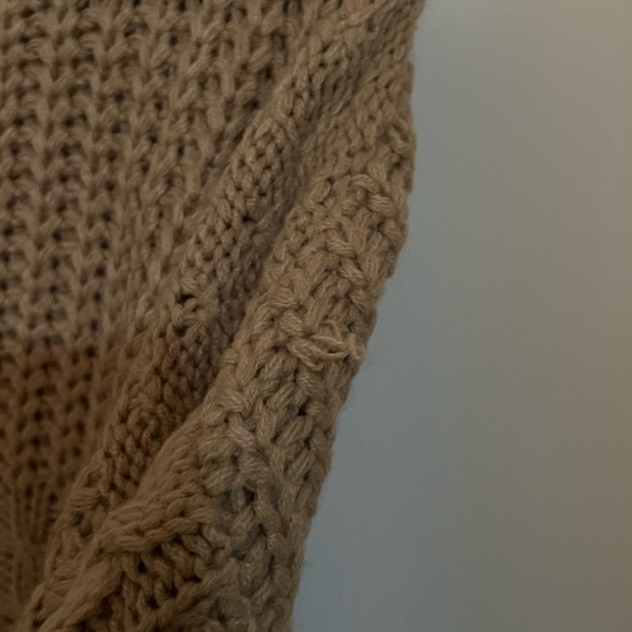 Tan sweater - Picture 3 of 4